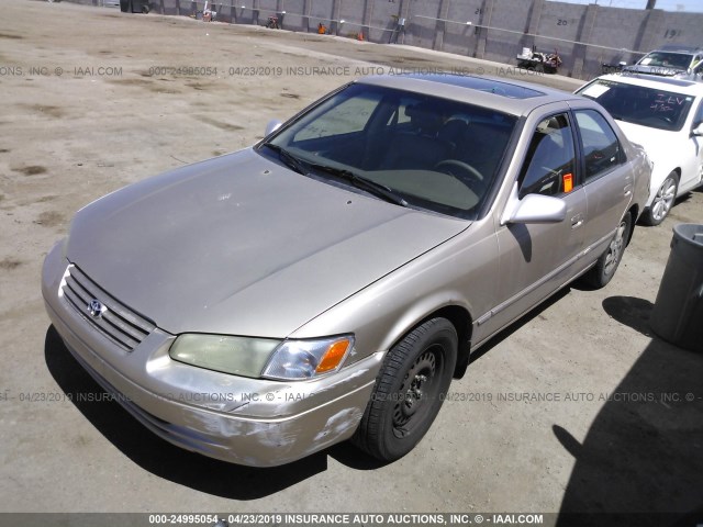 JT2BF28K4W0100788 - 1998 TOYOTA CAMRY LE/XLE GOLD photo 2