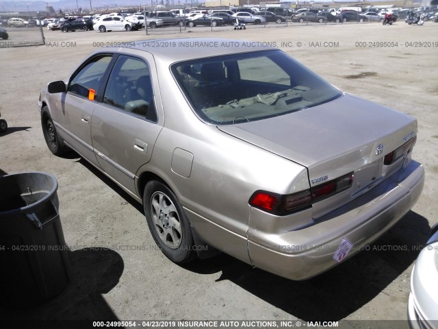 JT2BF28K4W0100788 - 1998 TOYOTA CAMRY LE/XLE GOLD photo 3