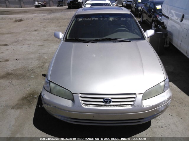 JT2BF28K4W0100788 - 1998 TOYOTA CAMRY LE/XLE GOLD photo 6