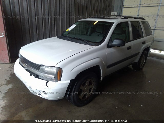 1GNDT13S352283590 - 2005 CHEVROLET TRAILBLAZER LS/LT WHITE photo 2