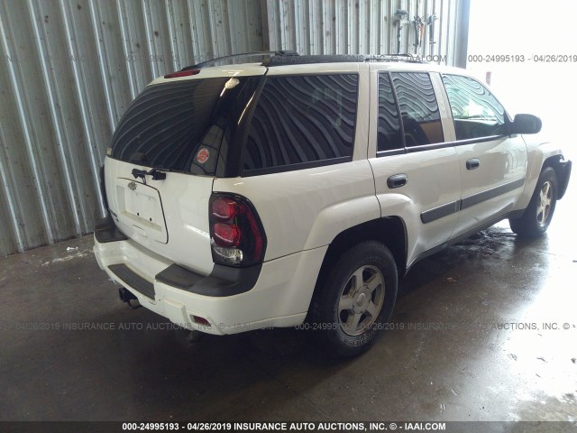 1GNDT13S352283590 - 2005 CHEVROLET TRAILBLAZER LS/LT WHITE photo 4