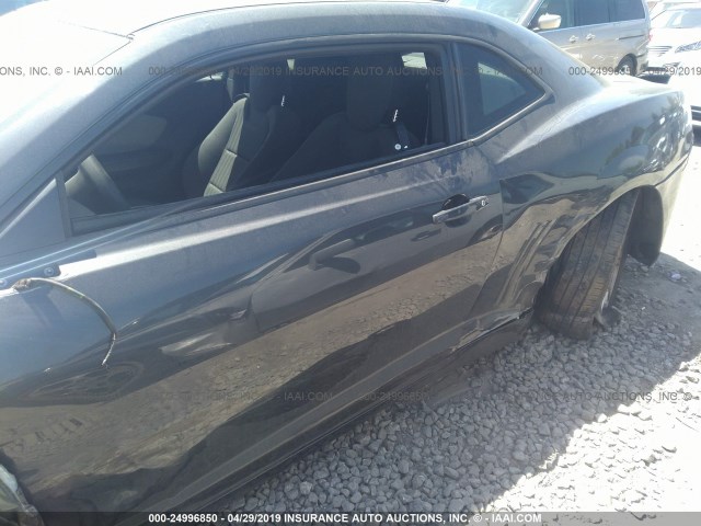 2G1FE1E35E9135453 - 2014 CHEVROLET CAMARO LS GRAY photo 6