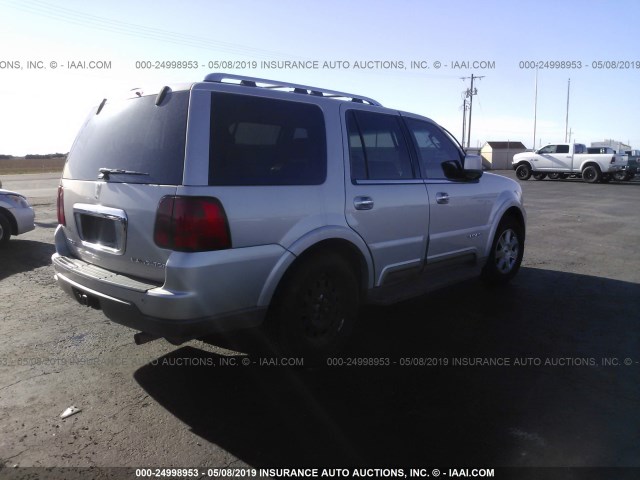 5LMFU28R04LJ19063 - 2004 LINCOLN NAVIGATOR 银色 照片 4