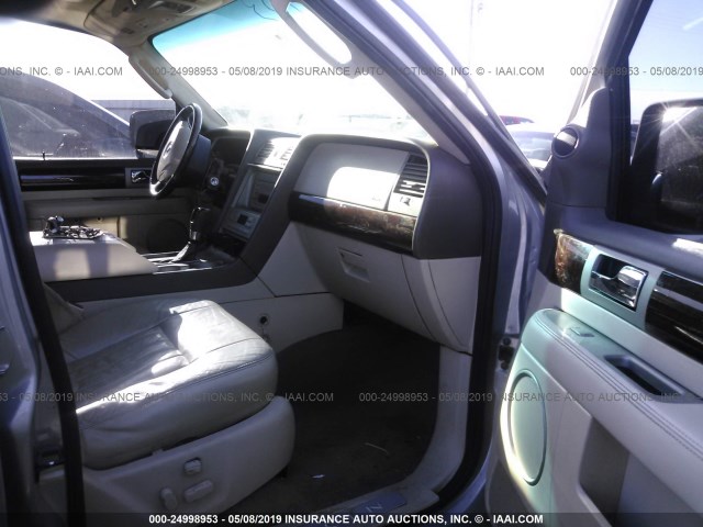 5LMFU28R04LJ19063 - 2004 LINCOLN NAVIGATOR 银色 照片 5