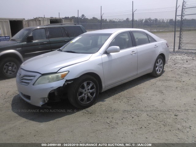 4T1BF3EK8BU136788 - 2011 TOYOTA CAMRY SE/LE/XLE SILVER photo 2