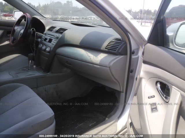4T1BF3EK8BU136788 - 2011 TOYOTA CAMRY SE/LE/XLE SILVER photo 5