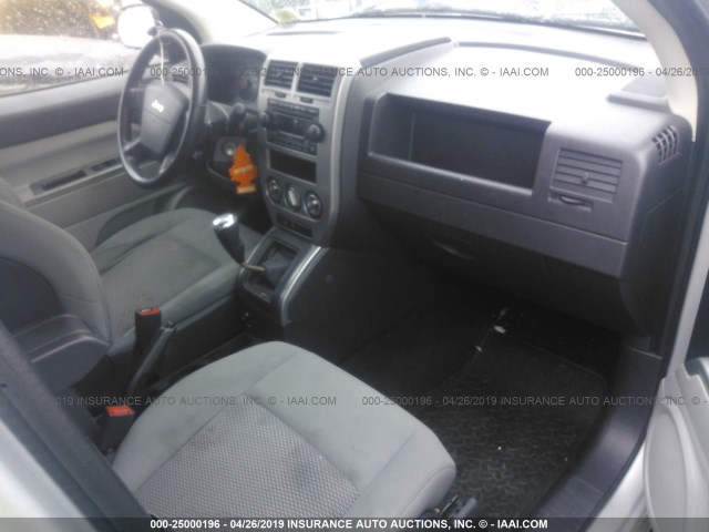 1J8FF47W97D143907 - 2007 JEEP COMPASS SILVER photo 5