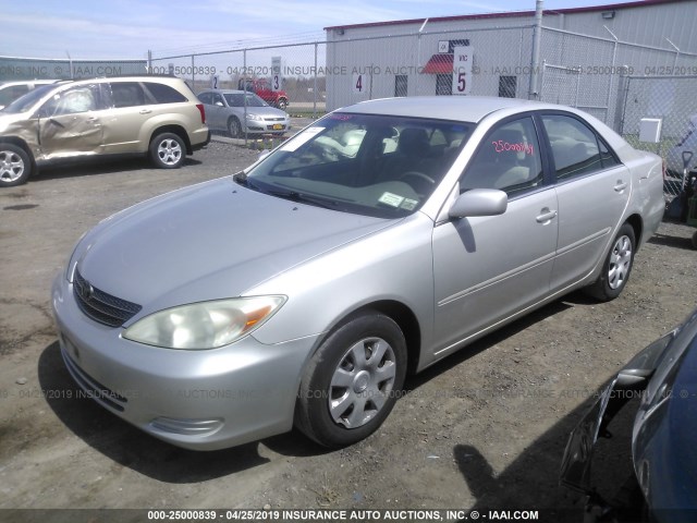 4T1BE32K83U728099 - 2003 TOYOTA CAMRY LE/XLE/SE SILVER photo 2