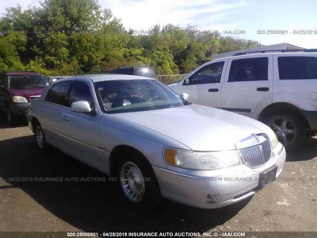 1LNFM81W4WY727776 - 1998 LINCOLN TOWN CAR EXECUTIVE SILVER photo 1