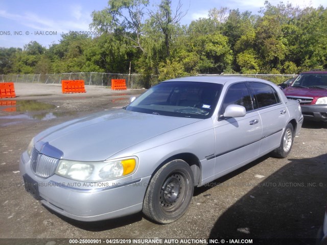 1LNFM81W4WY727776 - 1998 LINCOLN TOWN CAR EXECUTIVE SILVER photo 2