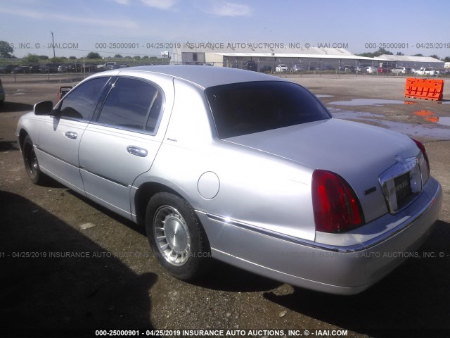 1LNFM81W4WY727776 - 1998 LINCOLN TOWN CAR EXECUTIVE SILVER photo 3