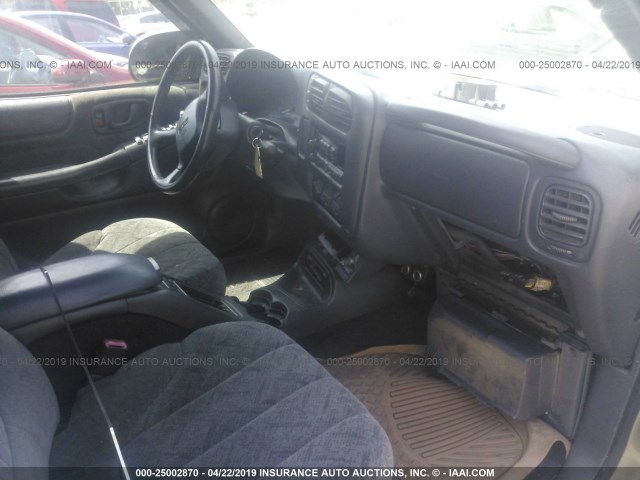 1GTDT13WX2K138523 - 2002 GMC SONOMA Champagne photo 5