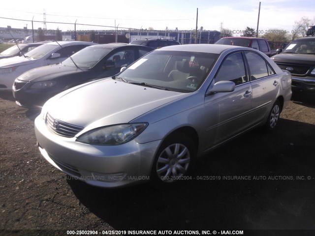 4T1BE32K05U574233 - 2005 TOYOTA CAMRY LE/XLE/SE SILVER photo 2