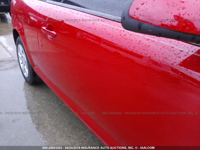 1G2AL18H397137907 - 2009 PONTIAC G5 RED photo 6