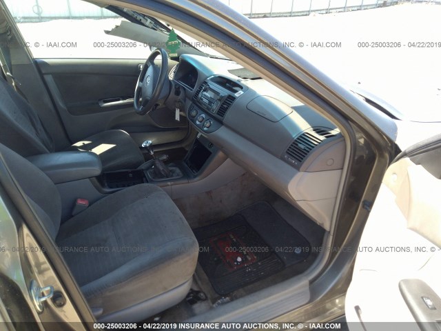 JTDBE32K153006132 - 2005 TOYOTA CAMRY LE/XLE/SE GRAY photo 5