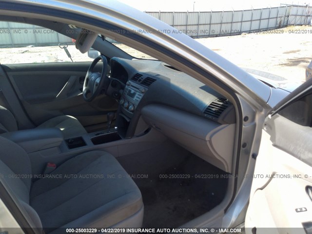 4T1BE46K09U918567 - 2009 TOYOTA CAMRY SE/LE/XLE SILVER photo 5