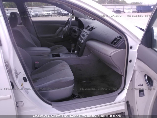 4T4BE46K48R015617 - 2008 TOYOTA CAMRY CE/LE/XLE/SE WHITE photo 5