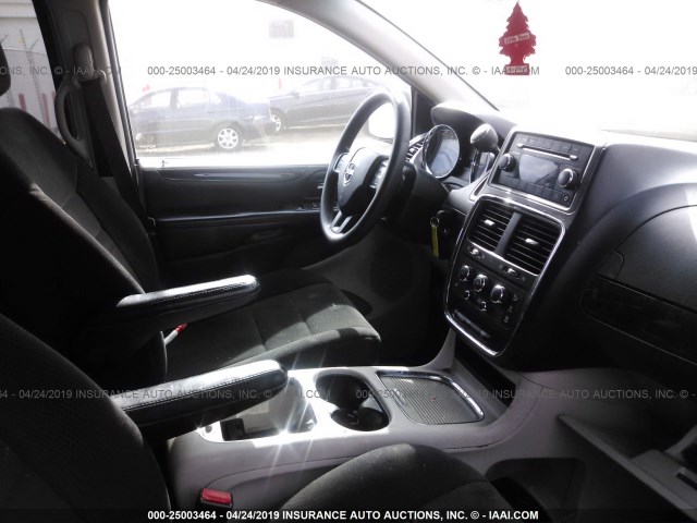 2C4RDGCG9CR280363 - 2012 DODGE GRAND CARAVAN SXT SILVER photo 5