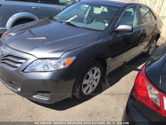 4T1BF3EK0BU147056 - 2011 TOYOTA CAMRY SE/LE/XLE GRAY photo 2