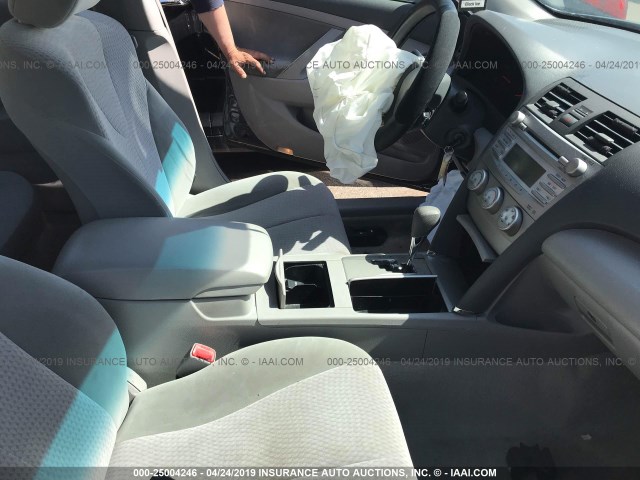 4T1BF3EK0BU147056 - 2011 TOYOTA CAMRY SE/LE/XLE GRAY photo 5