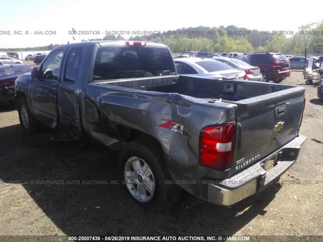 1GCRKSE39BZ424520 - 2011 CHEVROLET SILVERADO K1500 LT GRAY photo 3