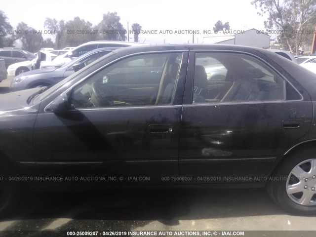 JT2BF28K7X0165846 - 1999 TOYOTA CAMRY LE/XLE Schwarz Foto 6