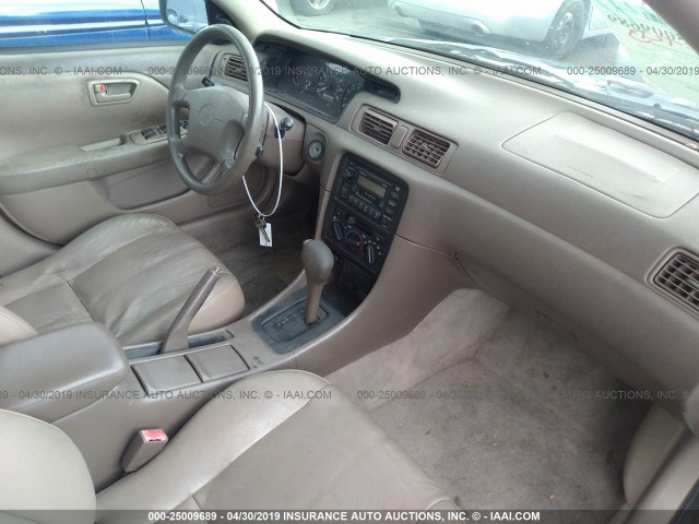 JT2BG22KXX0299448 - 1999 TOYOTA CAMRY LE/XLE Schwarz Foto 5