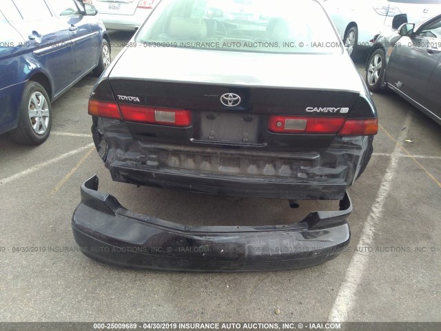 JT2BG22KXX0299448 - 1999 TOYOTA CAMRY LE/XLE Schwarz Foto 6