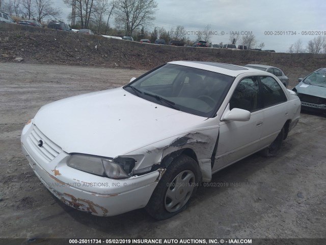 4T1BF22K1WU927457 - 1998 TOYOTA CAMRY CE/LE/XLE WHITE photo 2