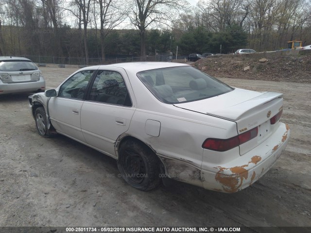 4T1BF22K1WU927457 - 1998 TOYOTA CAMRY CE/LE/XLE WHITE photo 3