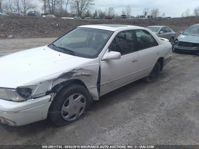 4T1BF22K1WU927457 - 1998 TOYOTA CAMRY CE/LE/XLE WHITE photo 6