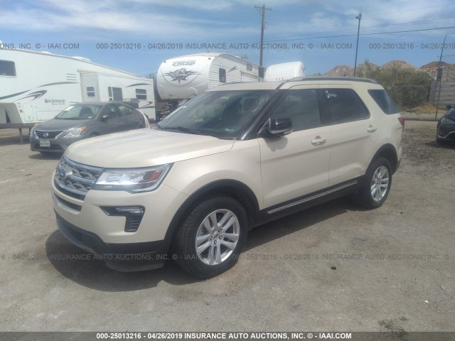 1FM5K8D85JGB94575 - 2018 FORD EXPLORER XLT CREAM photo 2