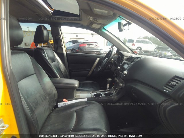 5TDBK3EH7CS132726 - 2012 TOYOTA HIGHLANDER SE YELLOW photo 5