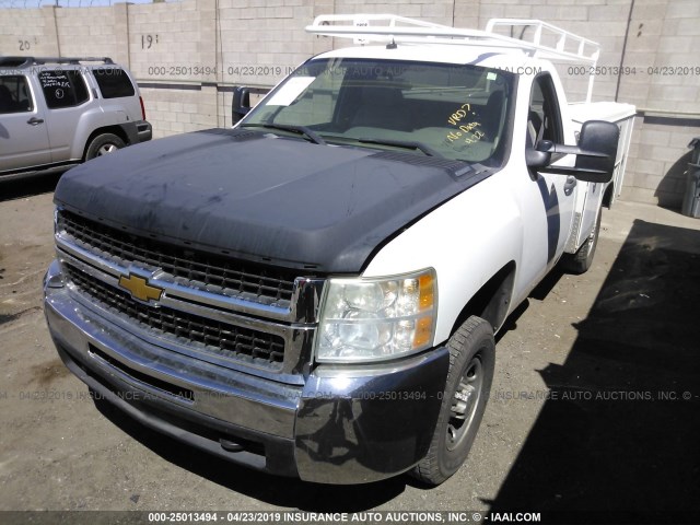 1GBHC24K38E147837 - 2008 CHEVROLET SILVERADO C2500 HEAVY DUTY WHITE photo 2