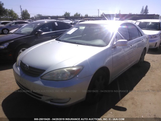 JTDBE32K130162704 - 2003 TOYOTA CAMRY LE/XLE ვერცხლისფერი ფოტო 2
