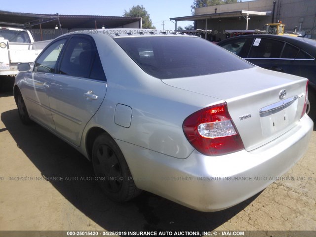 JTDBE32K130162704 - 2003 TOYOTA CAMRY LE/XLE ვერცხლისფერი ფოტო 3