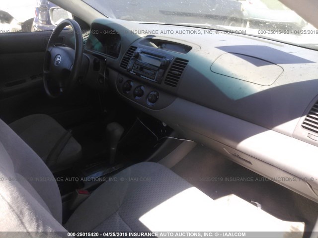 JTDBE32K130162704 - 2003 TOYOTA CAMRY LE/XLE ვერცხლისფერი ფოტო 5