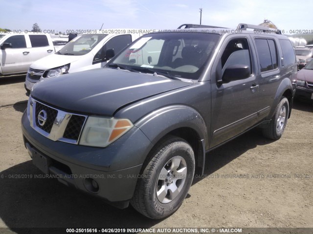 5N1AR18W56C648672 - 2006 NISSAN PATHFINDER LE/SE/XE GRAY photo 2