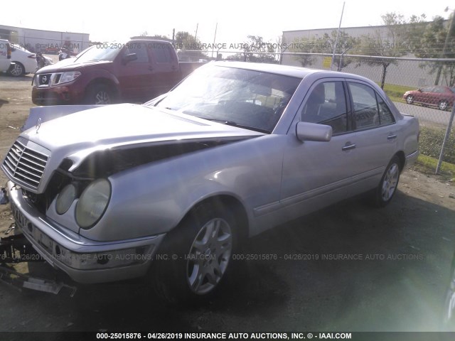 WDBJF65H9XA872328 - 1999 MERCEDES-BENZ E 320 SILVER photo 2