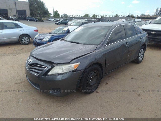 4T4BF3EK0BR137794 - 2011 TOYOTA CAMRY SE/LE/XLE 灰色 照片 2