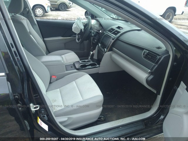 4T4BF1FK3ER412887 - 2014 TOYOTA CAMRY L/SE/LE/XLE 黑色 照片 5