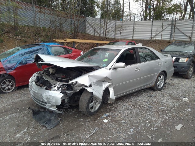 4T1BE32K22U004892 - 2002 TOYOTA CAMRY LE/XLE/SE SILVER photo 2