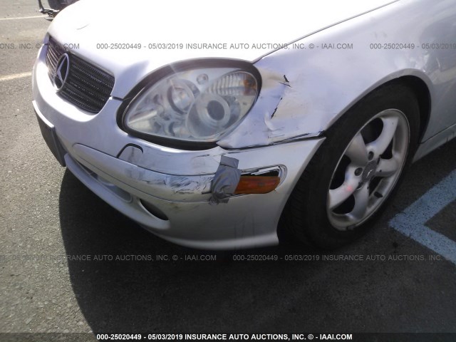 WDBKK65F21F174930 - 2001 MERCEDES-BENZ SLK 320 GRAY photo 6