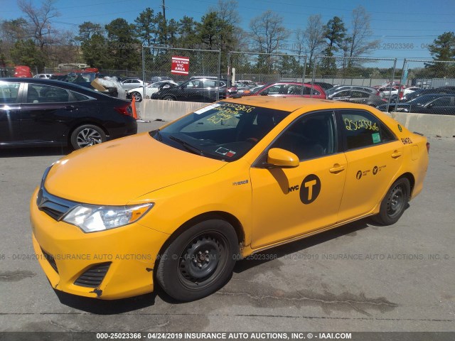 4T1BD1FK4CU027321 - 2012 TOYOTA CAMRY HYBRID/LE/XLE YELLOW photo 2