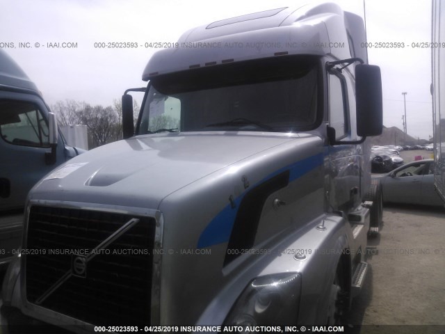 4V4NC9GHX7N446431 - 2007 VOLVO VN GRAY photo 2