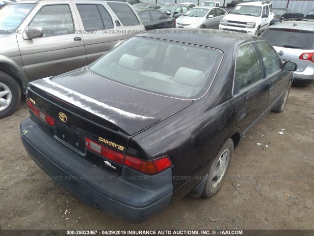 4T1BG22K2WU305611 - 1998 TOYOTA CAMRY CE/LE/XLE BLACK photo 4