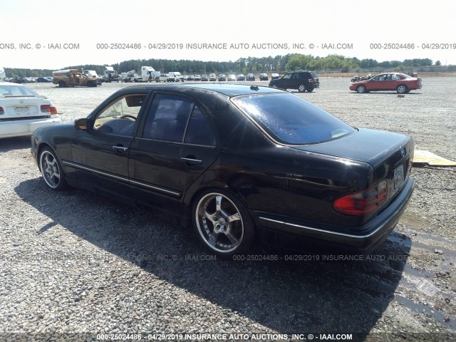 WDBJF65J1YB155677 - 2000 MERCEDES-BENZ E 320 BLACK photo 3