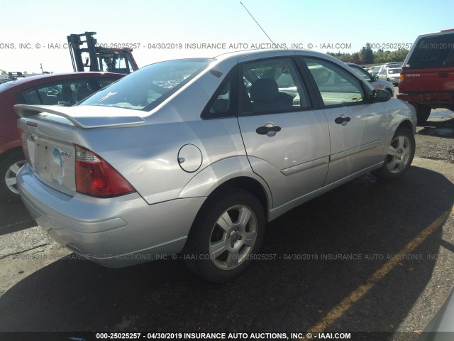 1FAFP34N65W187512 - 2005 FORD FOCUS ZX4 SILVER photo 4