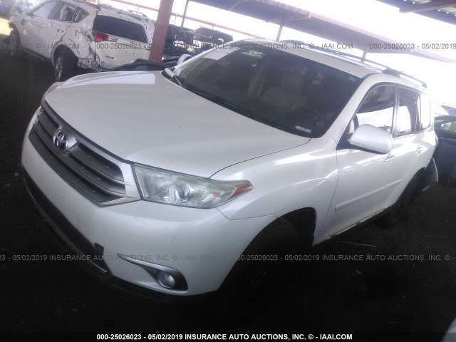 5TDZK3EHXDS091105 - 2013 TOYOTA HIGHLANDER PLUS/SE WHITE photo 2