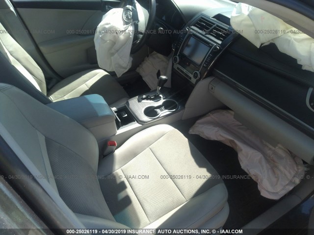 4T1BD1FK1EU137228 - 2014 TOYOTA CAMRY HYBRID/LE/XLE Сұр фото 5